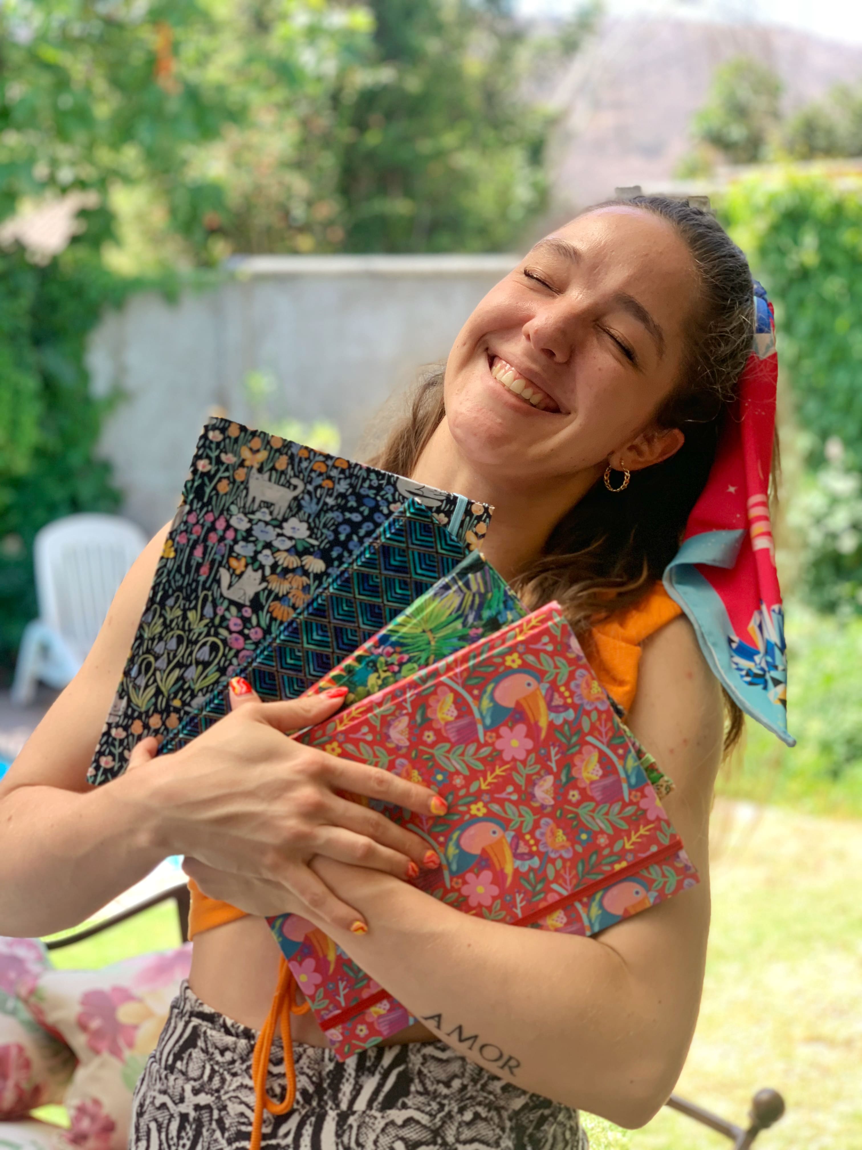 Nicole Swinburn con libretas Meraki en sus manos