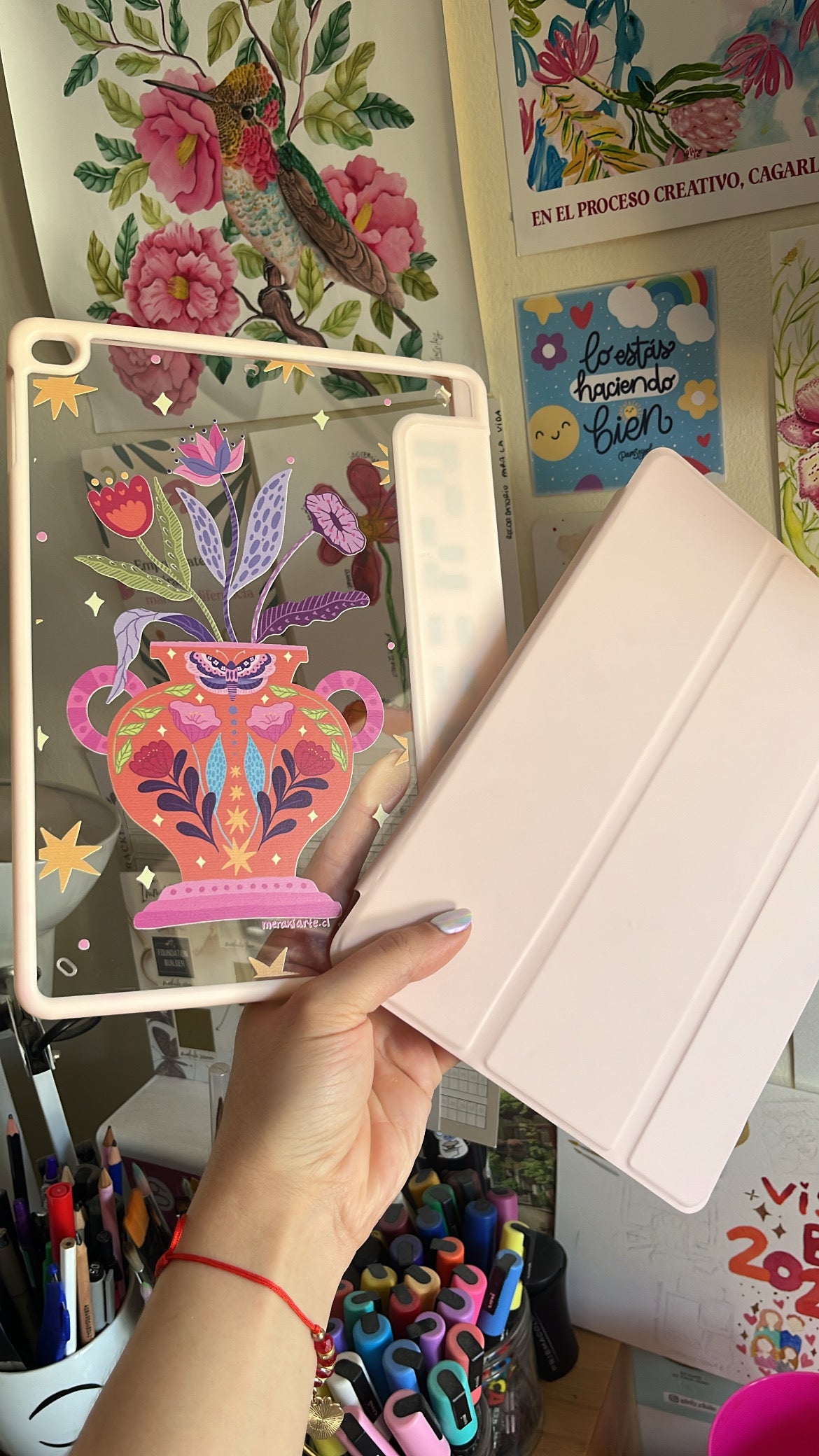 Carcasa Ilustrada Jarrón con Flores | iPad Gen. 5 - 6 / Air 1 - 2 con ranura para Apple Pencil